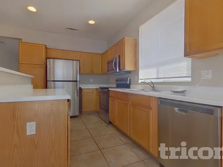 6619 W Golden Ln — Photo 5