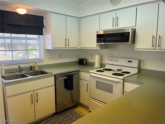 4th image of 1004 SW 48th Ter APT 202