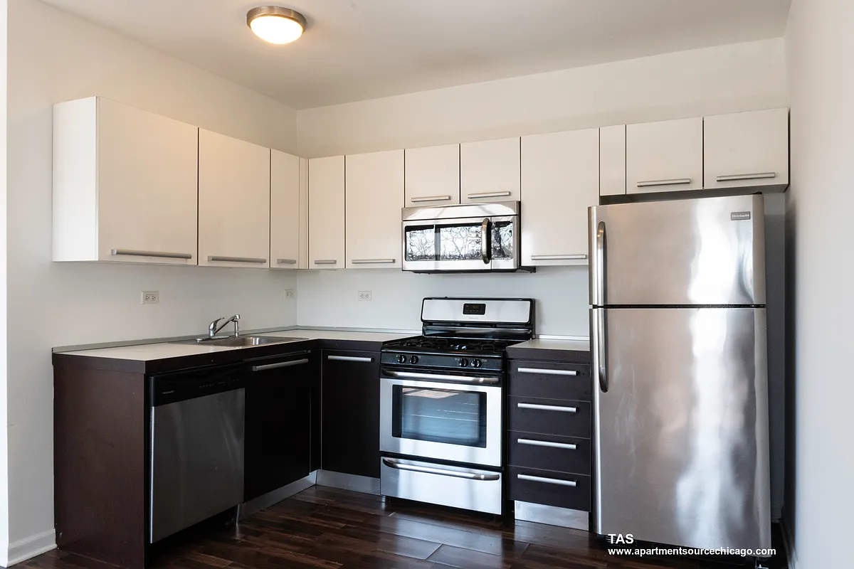 Building Photo - 6101 N Clark St #4D