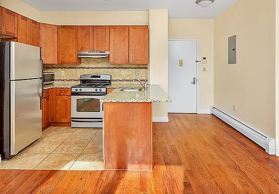 4th image of 1203 Jackson Ave APT 5C