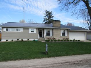 620 W Parkview Dr, Arthur, IL 61911