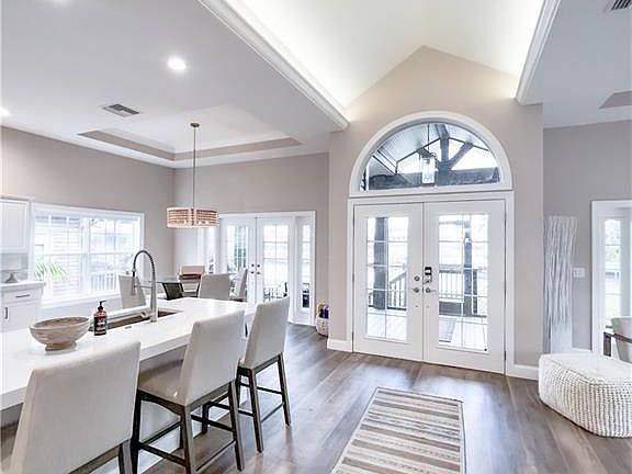 5th image of 305 Storter Ave N #4