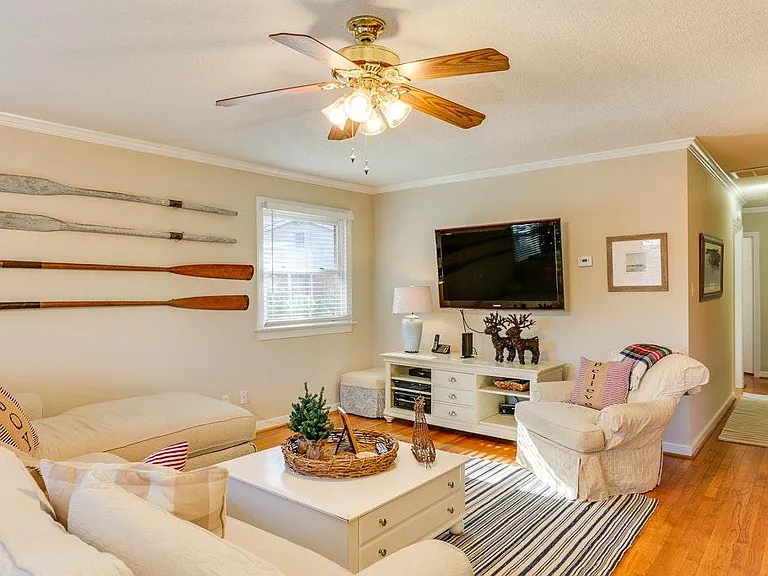 3501 Kingston Ct — Photo 3