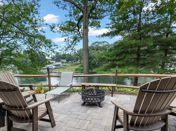 105 Lakeview St, Southwick, MA 01077