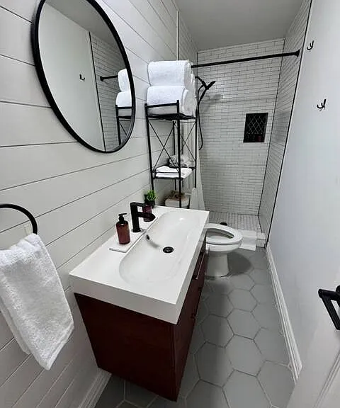 200 Parkview Dr — Photo 2
