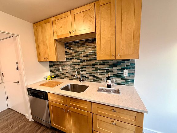 2nd image of 501 Malden Ave E APT 4