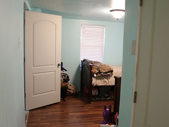 3rd image of 902 N Monahans Dr