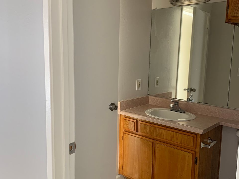 1st image of 6422 Woodley Ave APT 105