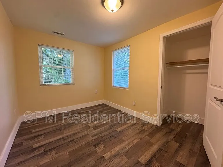 565 Manly Ave #B — Photo 12