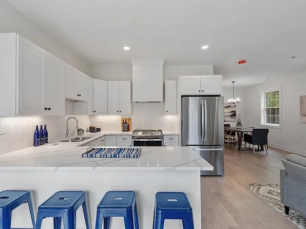 100 Albion Rd #303, Bedford, MA 01730