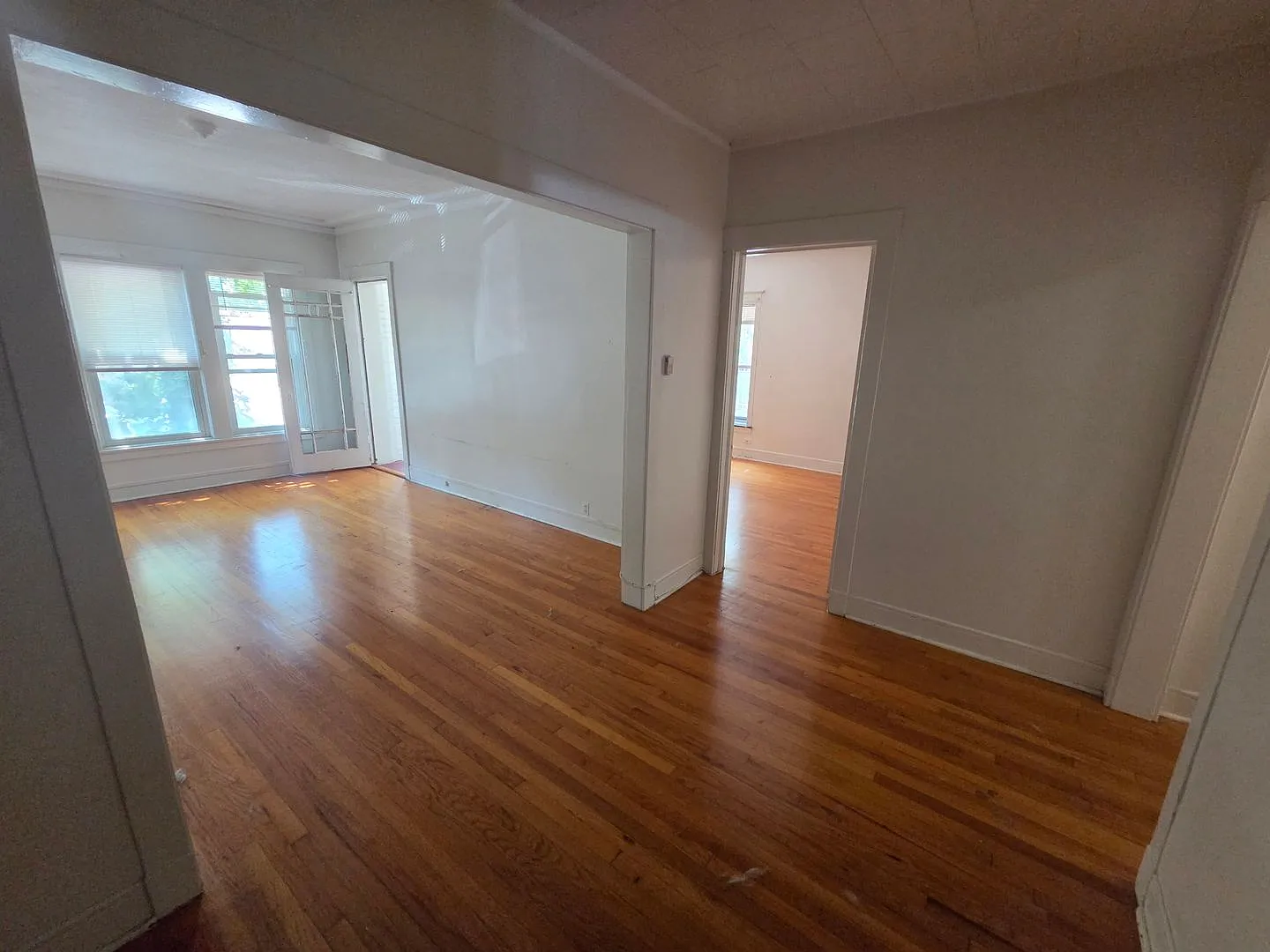 Large 3-bed/1-bath Apartment in the Heart of Rogers Park! — Photo 4