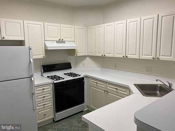 5th image of 2102 Highcourt Ln Suite 303