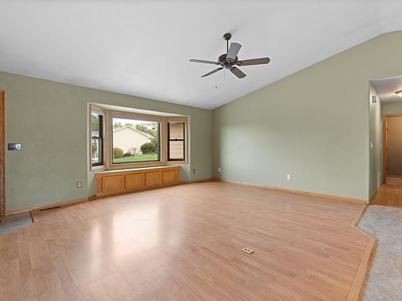 4th image of 340 Middle Valley Dr