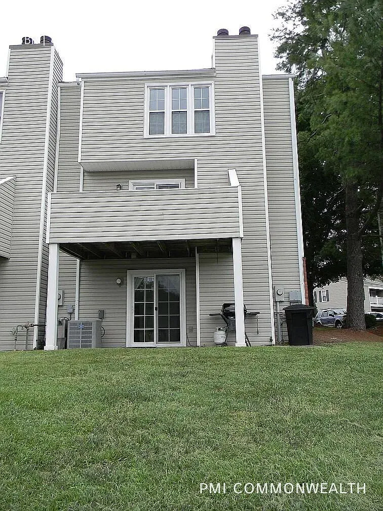 3 Bed / 3.5 Bath Condo (Available Now) — Photo 2