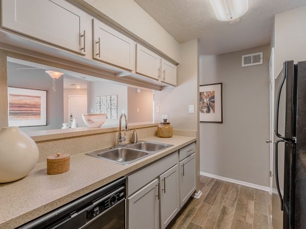 2101 Pinehurst Ln #2011