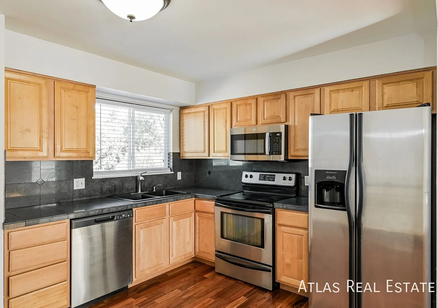 2 Weeks Free Rent & Free 55" Tv If Moved In By 9/15! Charming 4 Bed, 2 Bath Split-Level Home With... — Photo 3