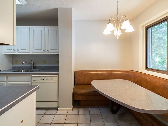 3rd image of 220 Bridlewood Dr