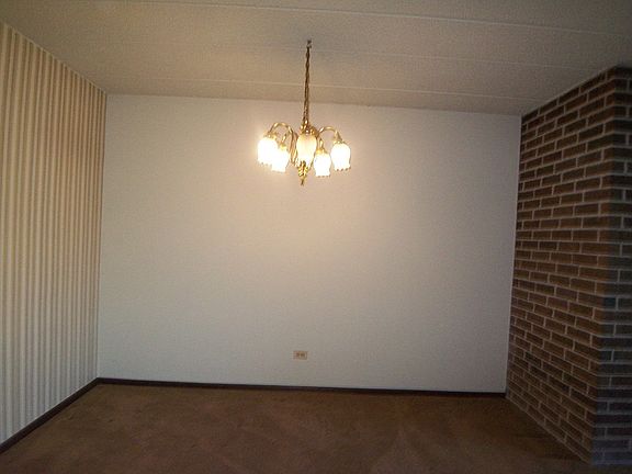 4th image of 139 E Grand Ave APT 1B
