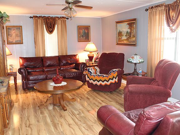 4th image of 221 Carson St