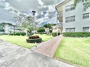 Building Photo - 390 Fanshaw Way #J