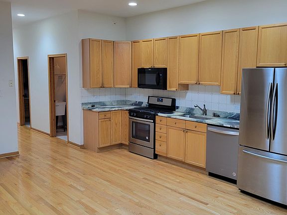 2nd image of 1455 W Belmont Ave APT 2R