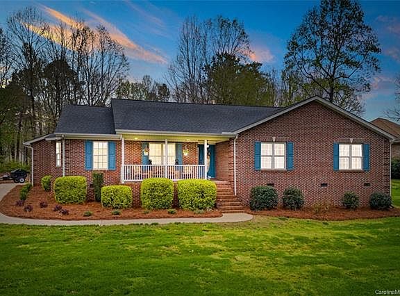 3rd image of 212 Hideaway Ln