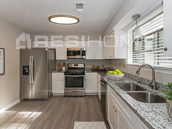 3rd image of 575 Oak Trace Ct