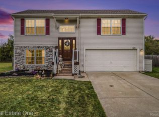 279 Andover Woods Dr, Fenton, MI 48430