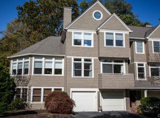 956 S Pine Creek Rd, Fairfield, CT 06824