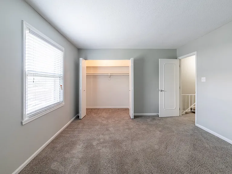 Barrington Estates Apartments — Photo 18