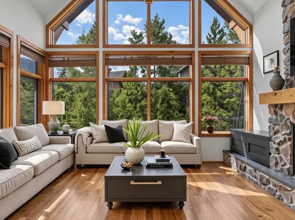 75 W Dyrgas Gate #202, Canmore, AB T1W 0A6