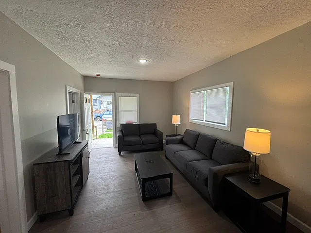 3 bed, 912 sqft, $1,550 — Photo 3