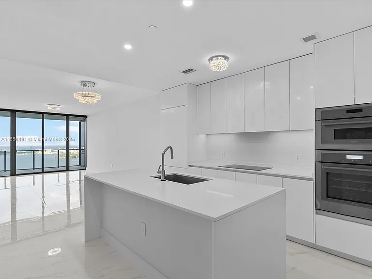700 NE 24th St #4906 — Photo 5