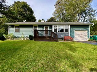 18 Cambridge Dr, Red Hook, NY 12571