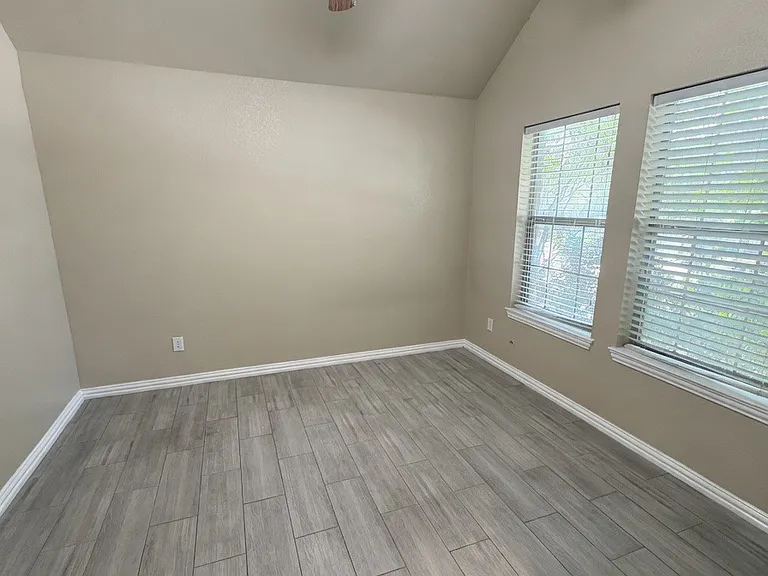 673 S Heights Dr — Photo 3