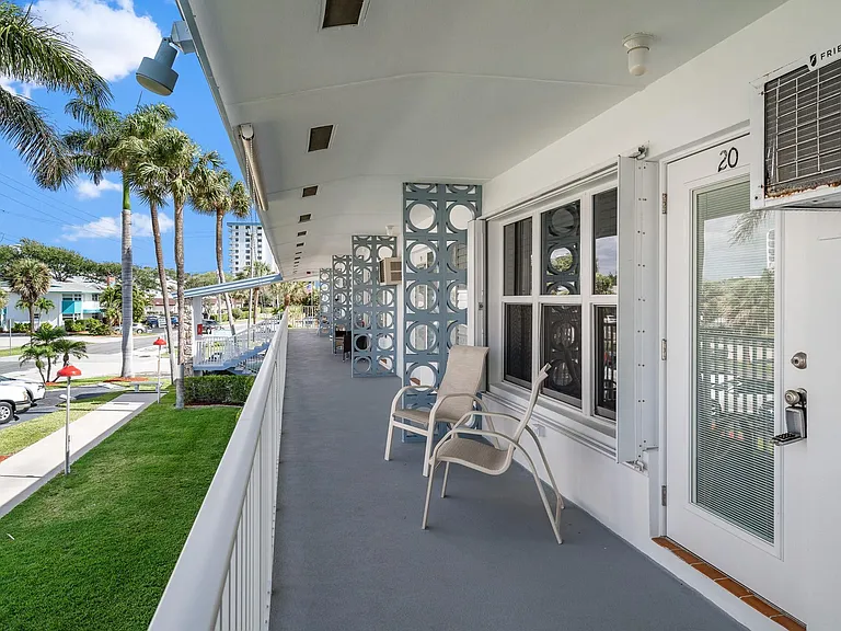1110 N Riverside Dr #20 — Photo 31