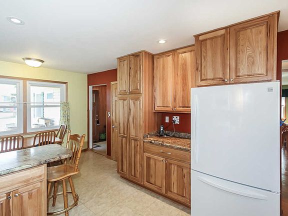 5th image of 26 Amboy Ln
