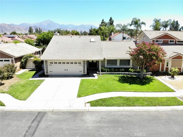 1210 Country Pl, Redlands, CA 92374