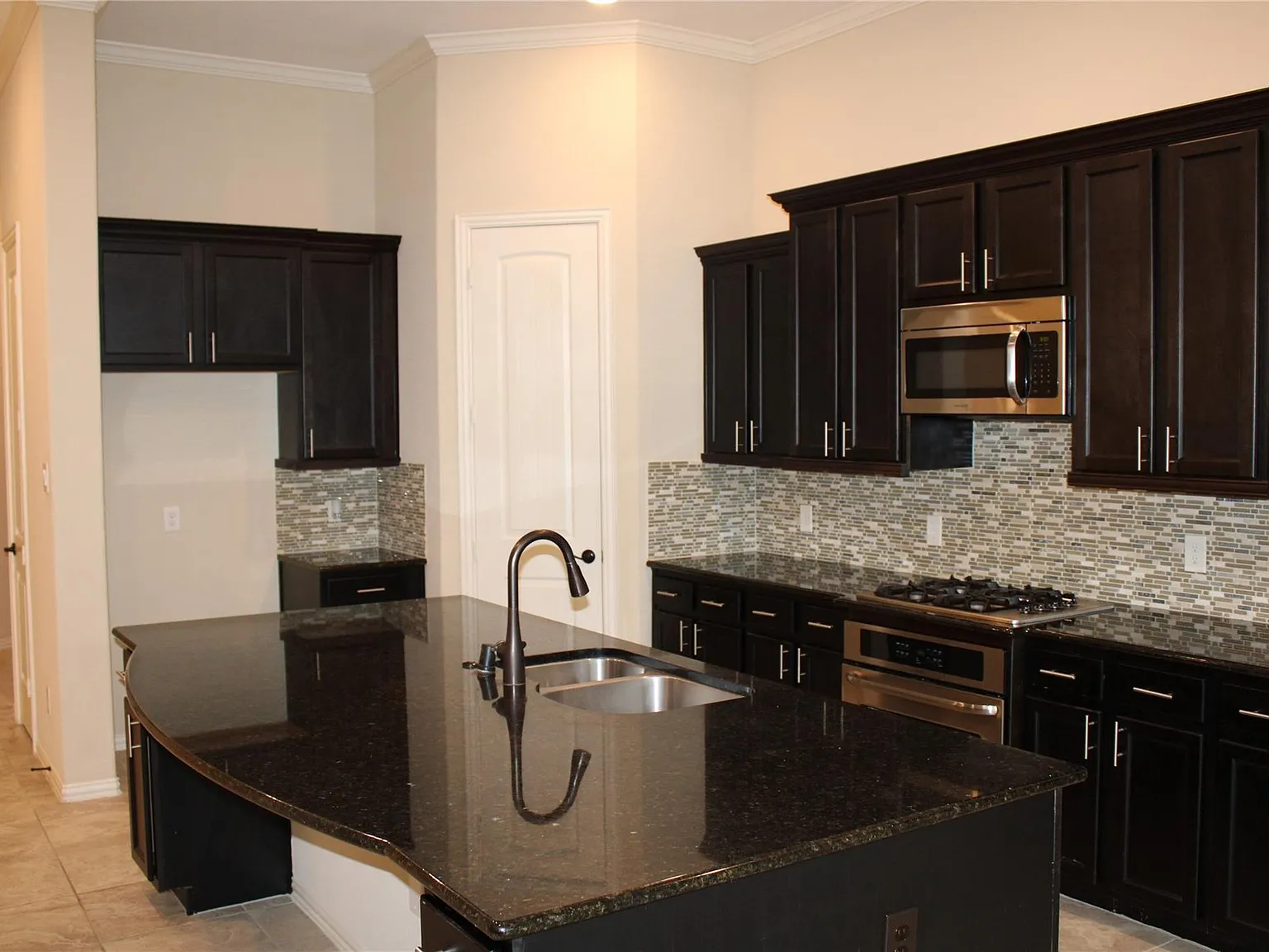 4 bed, 2.0 bath, 2479 sqft, $2,650 — Photo 4