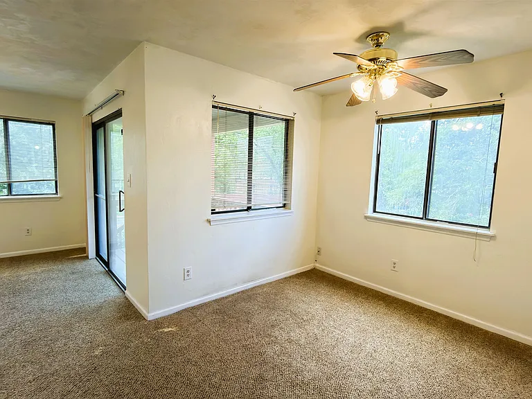 1315 Airport Dr #B02 — Photo 12