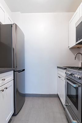 3rd image of 150 E 37th St Ph B