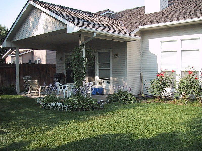 BEAUTIFUL GARDNES COVERED PATIO