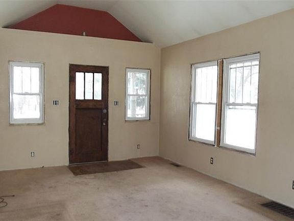 2nd image of 1304 Davis St