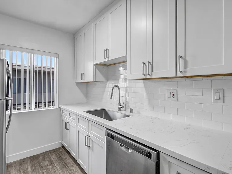 2233 S Ridgeley Dr #303 — Photo 8