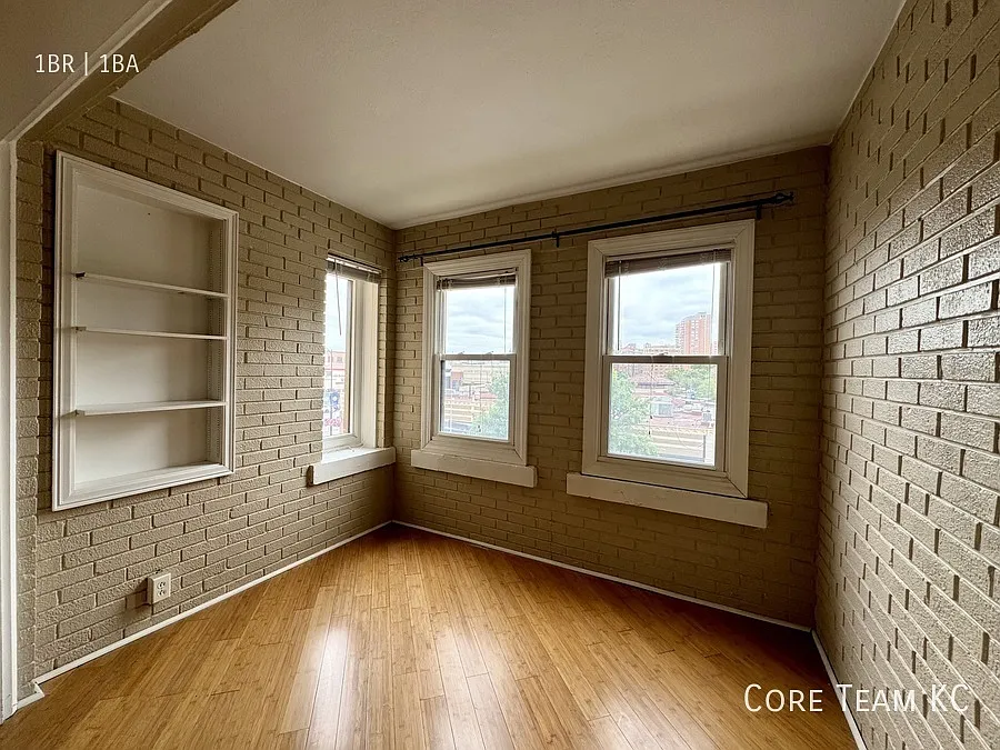 RLS Unit 301 in West Plaza — Photo 3
