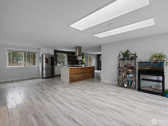 5th image of 2837 Johns Place NE