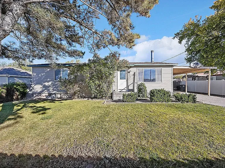 710 Taylor St W — Photo 1