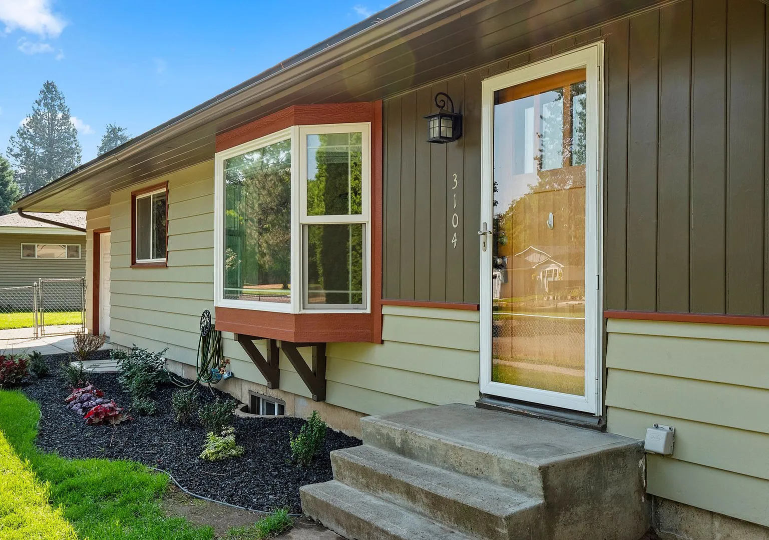 **Free Month of Rent** South Hill Corner Lot 5 Bed 1 Bath updated Home Available NOW — Photo 4