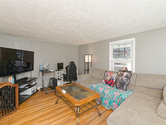3rd image of 799 Franklin St