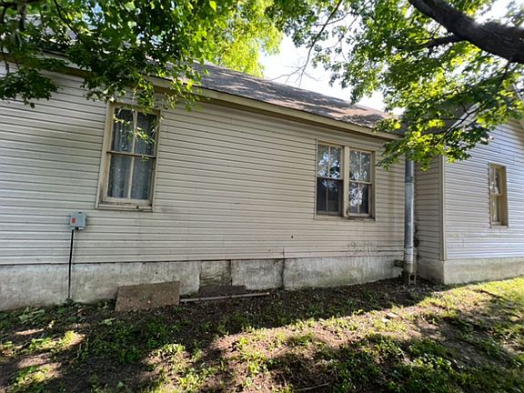 3rd image of 402 N Desloge Dr